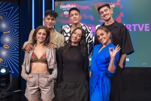 4 Chanel y bailarines